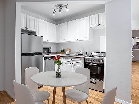 4th image of 309 W 30th St APT 10B