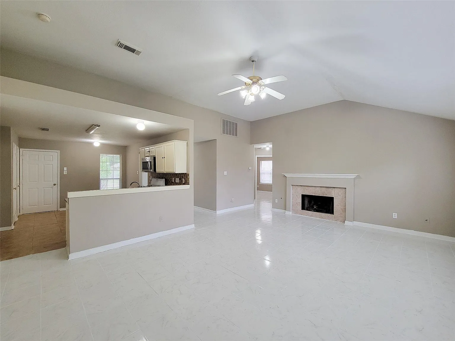 3 bed, 2.0 bath, 1650 sqft, $1,900 — Photo 3