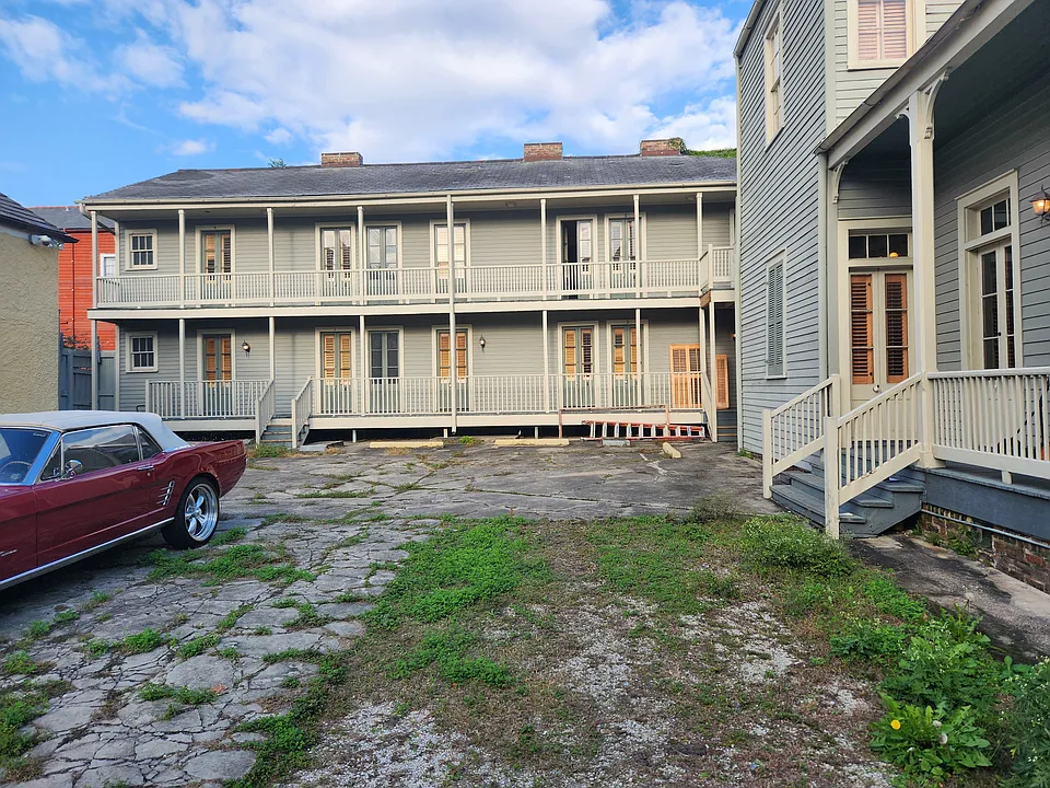 1025 Dumaine St #5