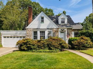 127 Muirfield Rd, Rockville Centre, NY 11570