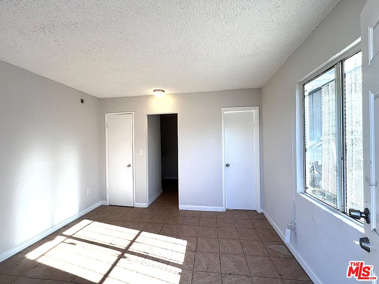 823 E 111th Pl #1/4 — Photo 3