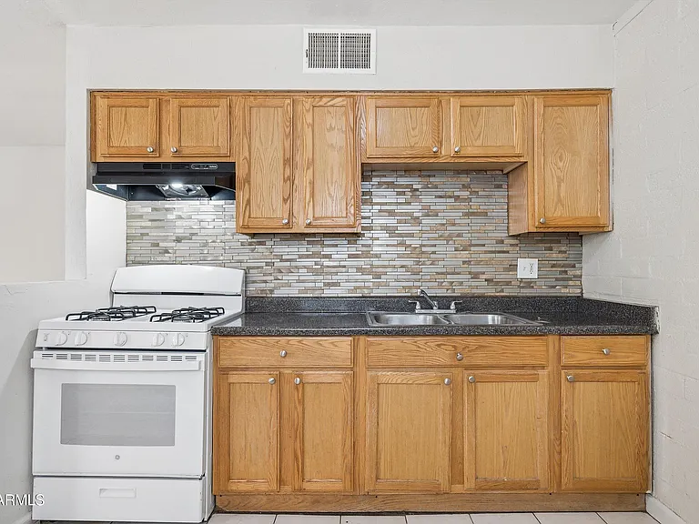2133 W Adams St #2 — Photo 15