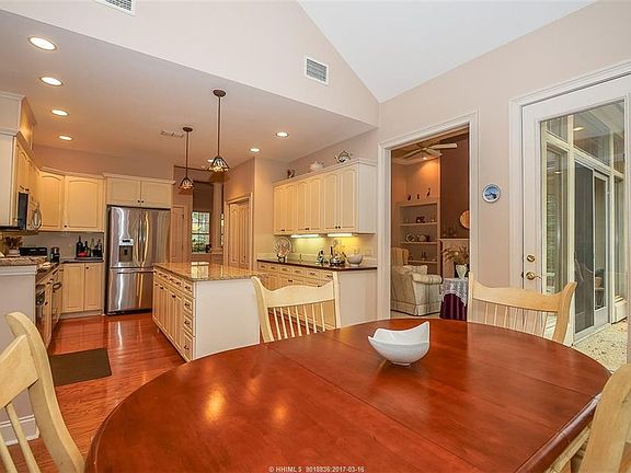 5th image of 8 Lenora Dr