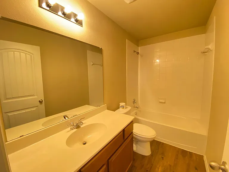 2105 Meadow Park Dr — Photo 2