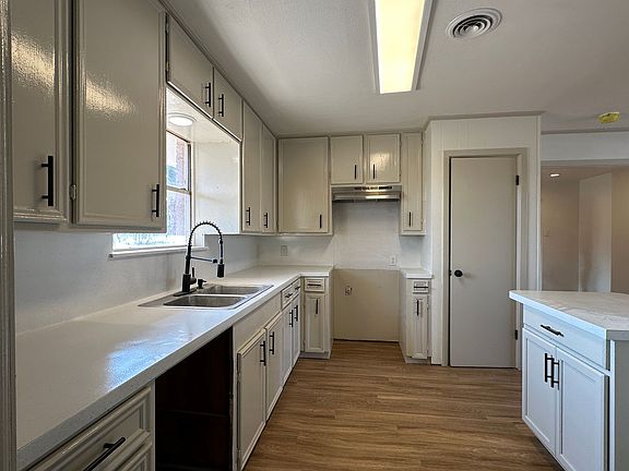5th image of 4410 Hamlin Dr