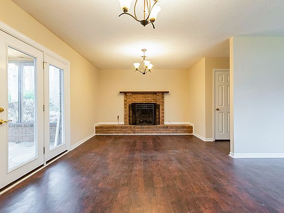 3rd image of 4608 Oakwood Cir