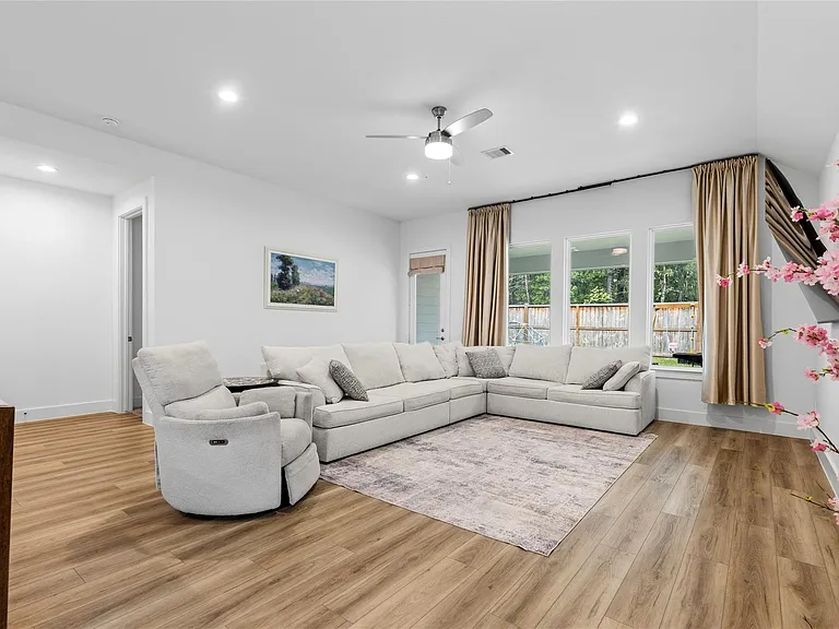 318 Springfield Terrace Dr — Photo 8