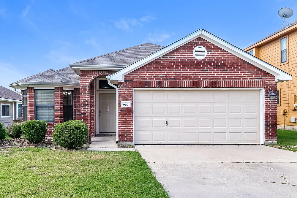 3 bed, 2.0 bath, 1498 sqft, $1,755 — Photo 1