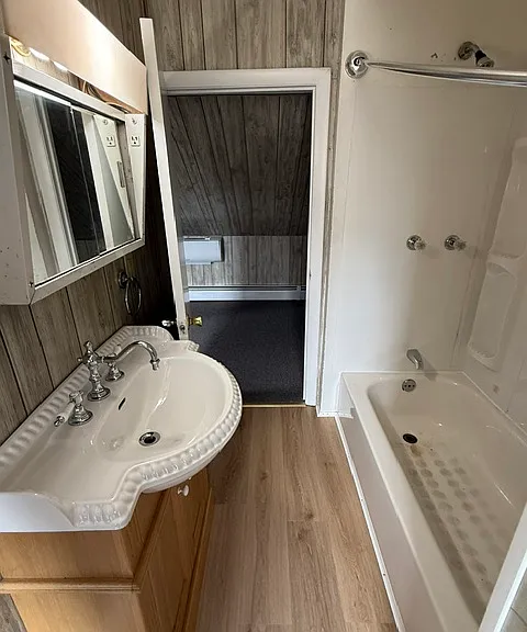 Bathroom with tub/shower