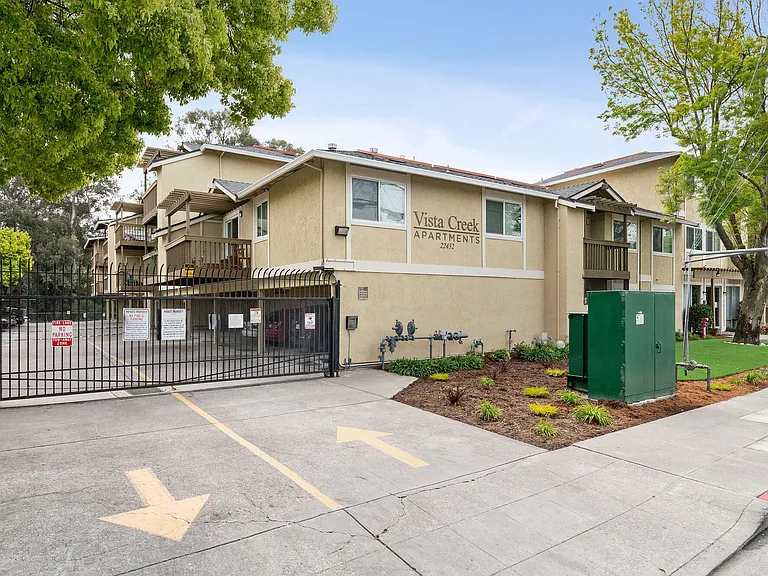 Vista Creek Apartments — Photo 8