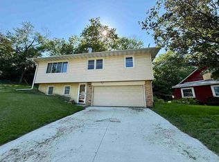 3104 Woodland Dr SW, Cedar Rapids, IA 52404