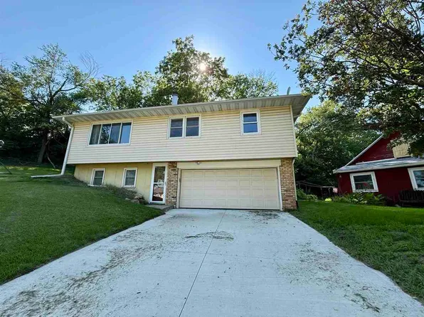 3104 Woodland Dr SW, Cedar Rapids, IA 52404