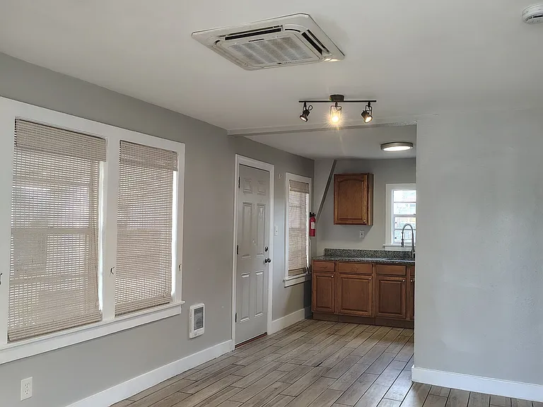 703 E Hanlon St — Photo 3