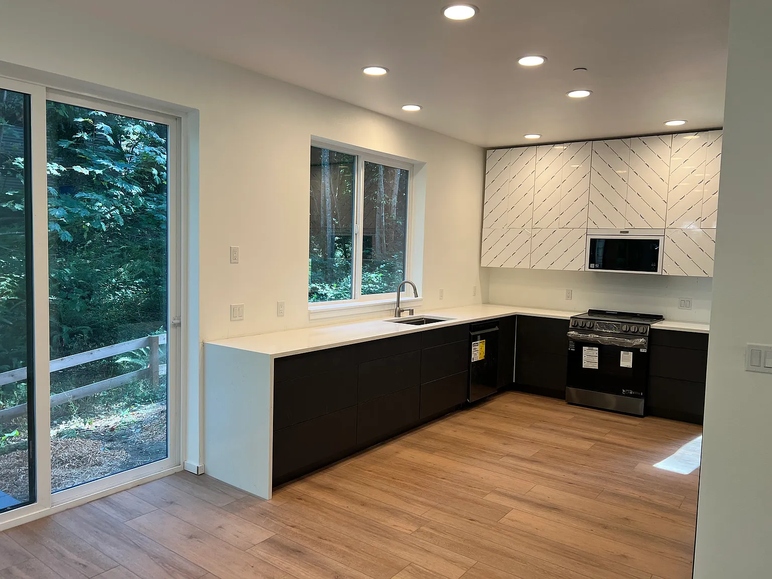 3 bed, 2.5 bath, 2170 sqft, $4,200 — Photo 2