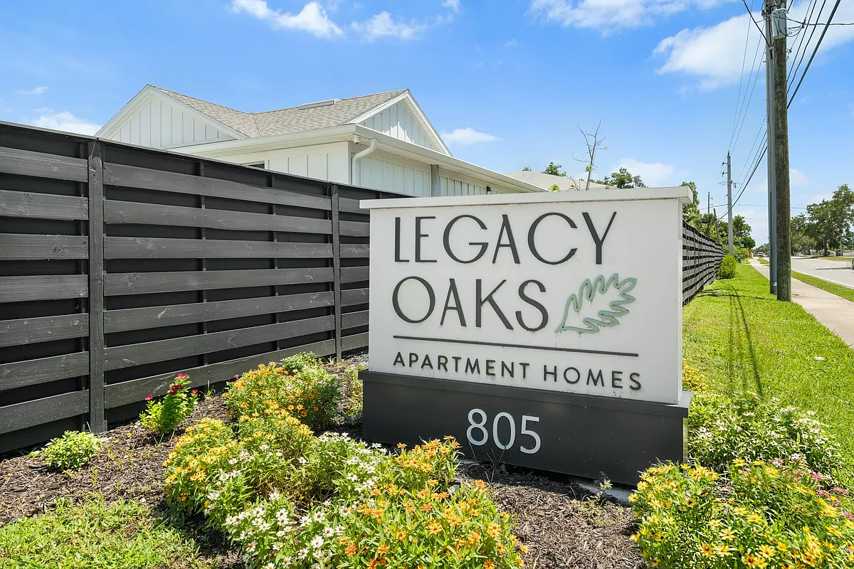 Building Photo - Legacy Oaks Apartment Homes