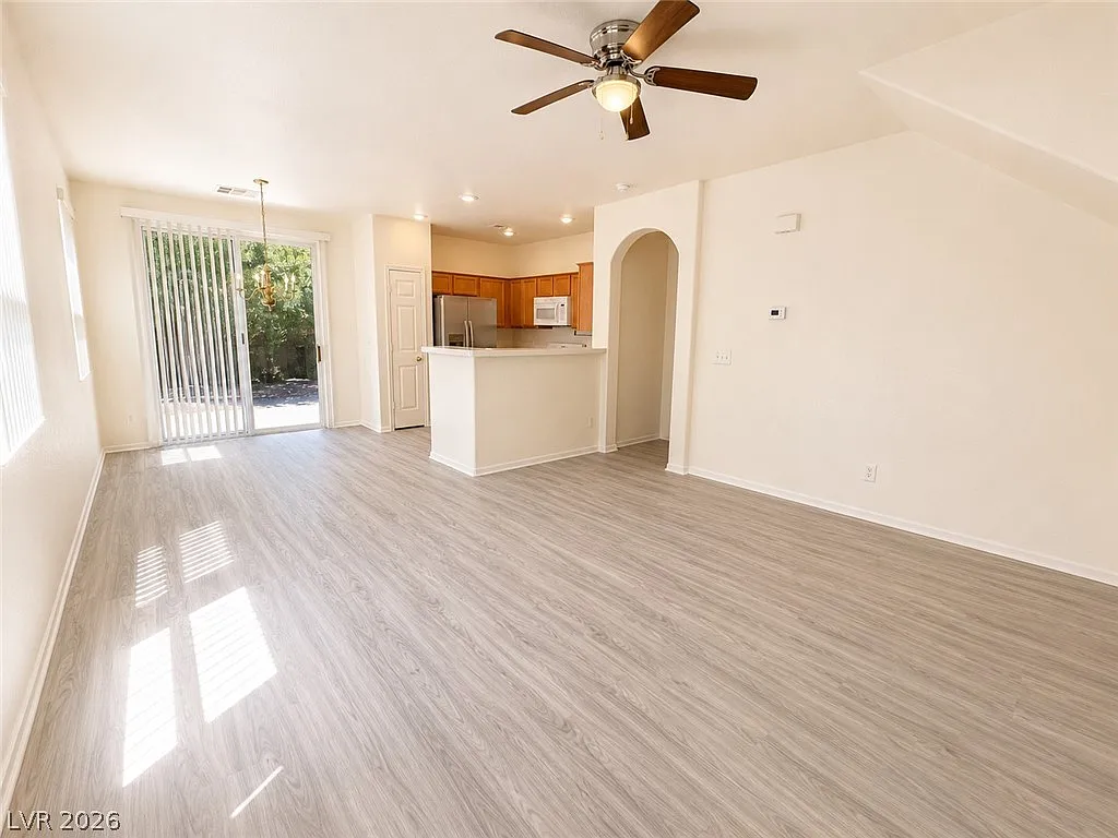 3 bed, 2.5 bath, 1379 sqft, $1,752 — Photo 2