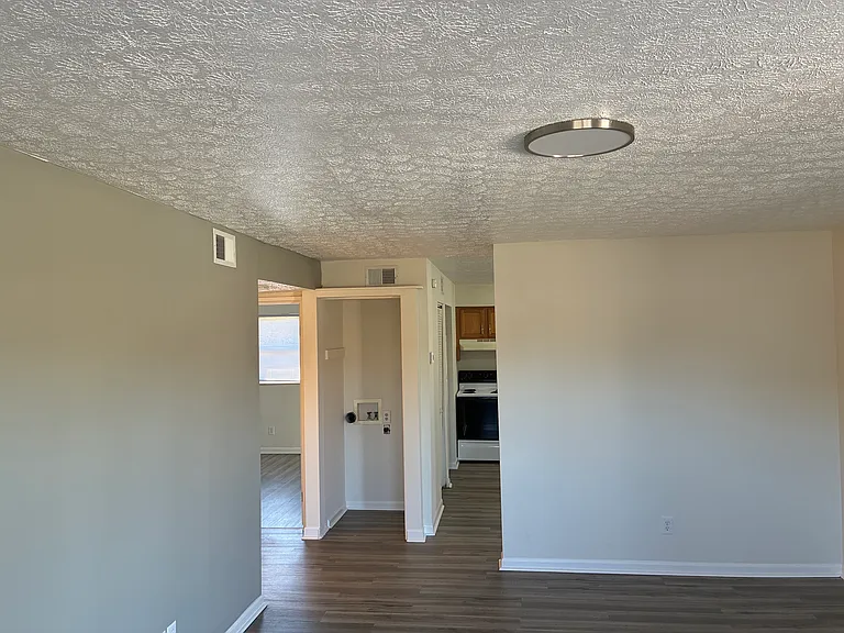 286 Elmwood Dr #1 — Photo 4