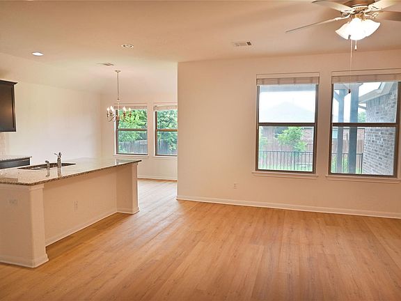 5th image of 2108 Maplewood Dr