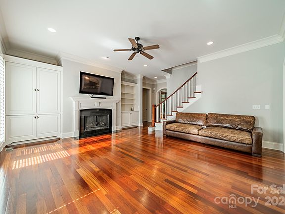 2nd image of 905 Arborfield Dr