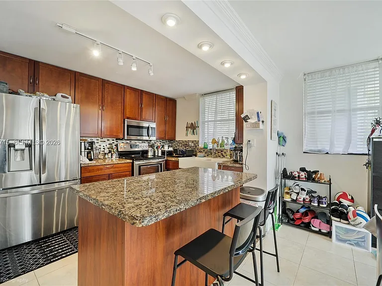 1801 S Treasure Dr #421 — Photo 3