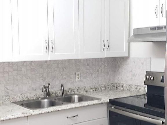 3rd image of 137 Oakridge J #137