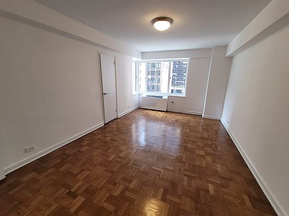 3rd image of 41 W 58th St APT 4B