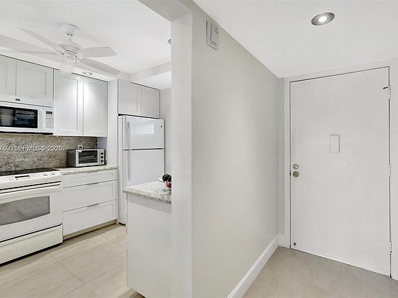 3rd image of 3930 Inverrary Blvd APT 405-D