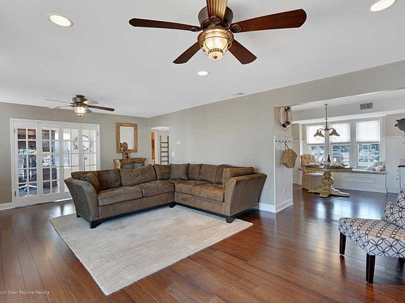 5th image of 207 Clew Ct