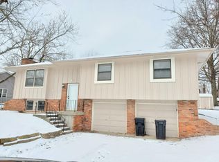 6924 NW Pleasant View Ct, Kansas City, MO 64152