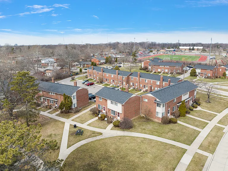 Oak Park Manor Apartments & Townhomes — Photo 30