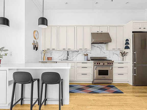 2nd image of 260 18th St APT 1