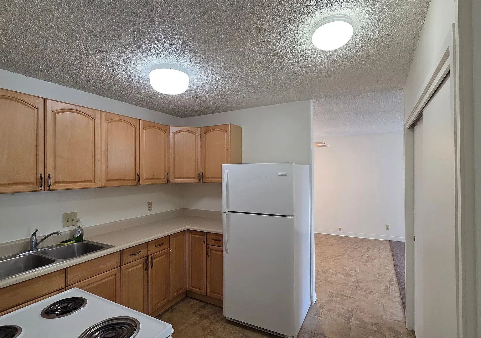 Recently Remolded Woodwinds 2 Bedroom Condo with 1 parking stall — Photo 2