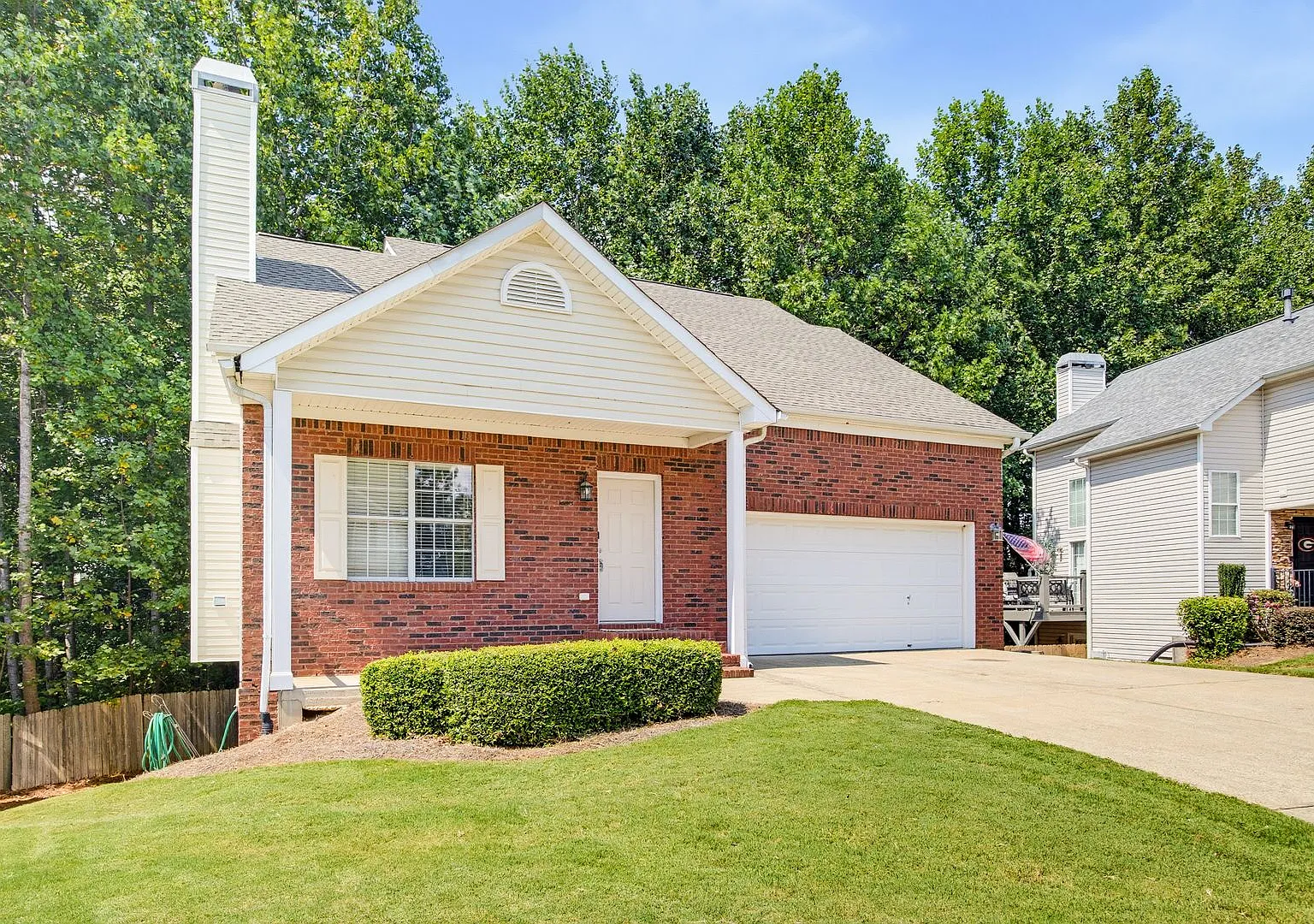 Fantastic 3 bed/2.5 bath single family home in excellent Woodstock location ! — Photo 2