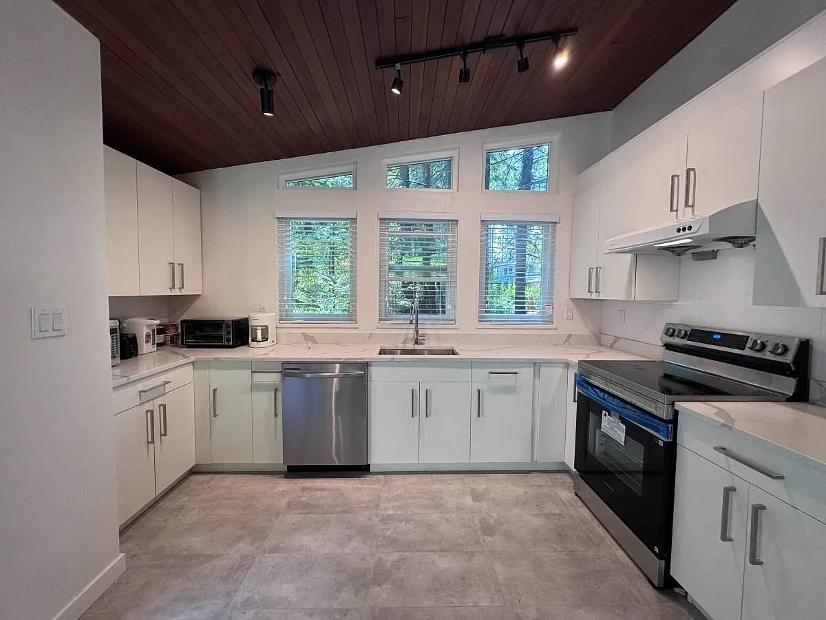 5 bed, 2700 sqft, $4,000 — Photo 4