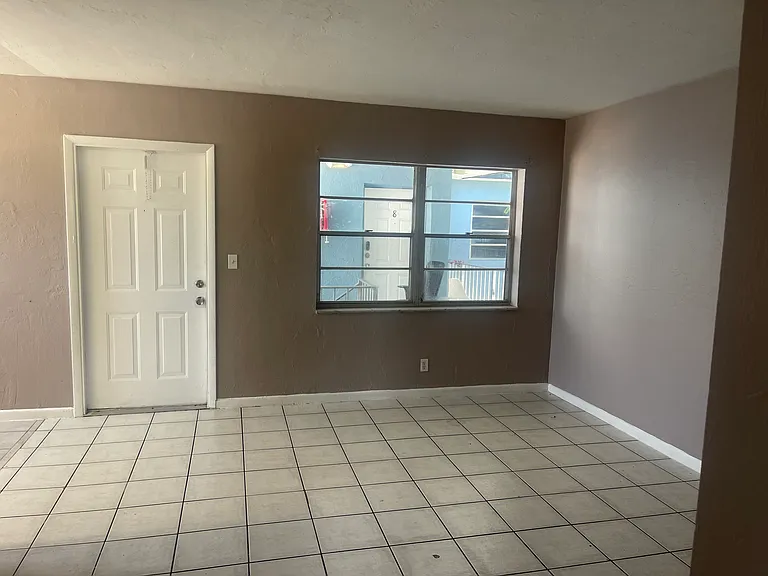 440 SE 23rd St #14 — Photo 3