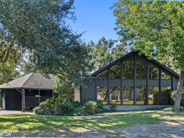 504 Sunset Dr, Bay Saint Louis, MS 39520