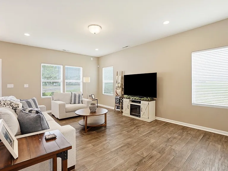 1831 Savannah Ln — Photo 10
