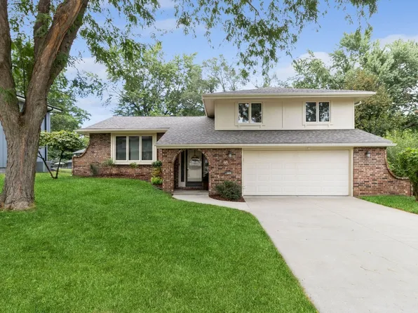 9741 Sunset Ter, Clive, IA 50325