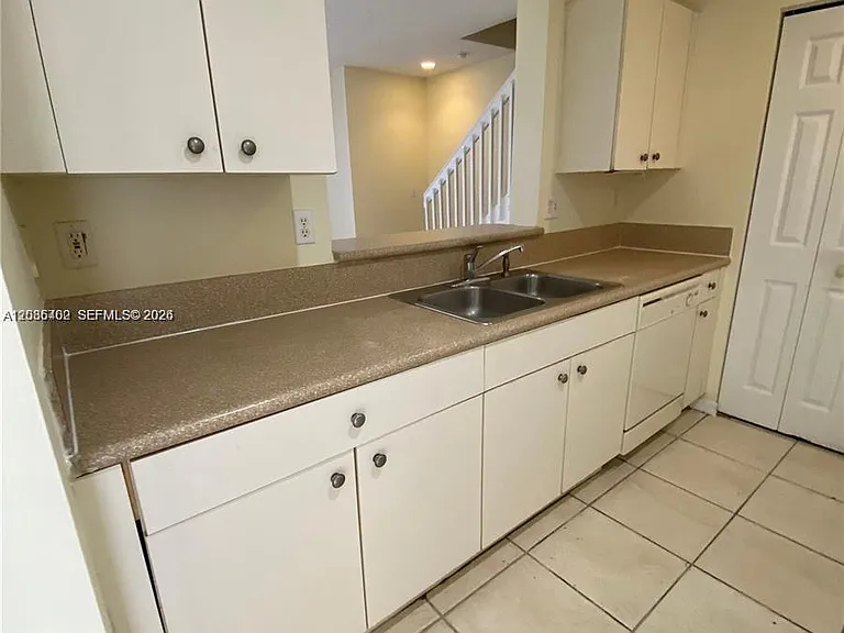 959 NE 42nd Pl #959 — Photo 3