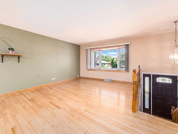 3rd image of 255 Leahy Cir S
