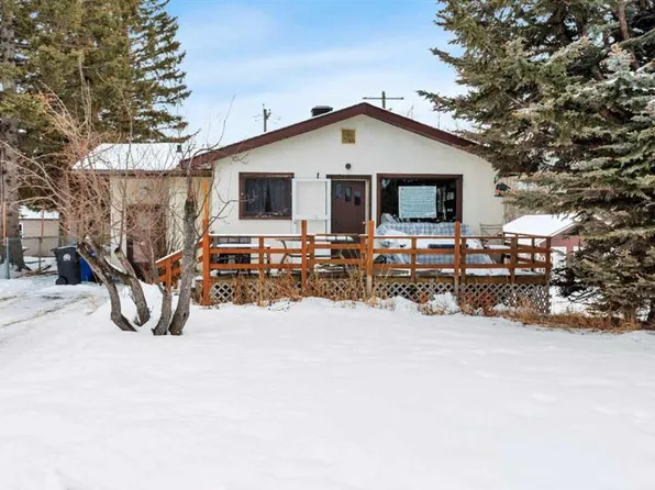 105 N 2nd Ave NE, Sundre, AB T0M 1X0