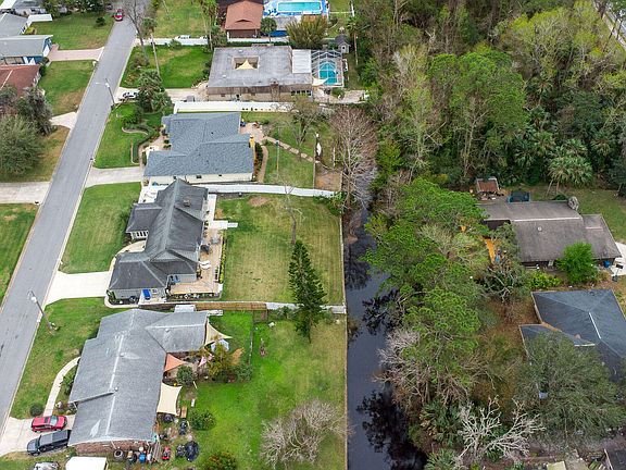 3rd image of 13 Twin River Dr