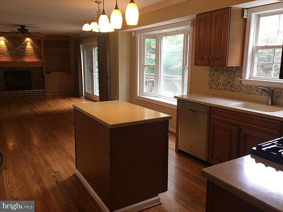 4th image of 102 Lena Dr