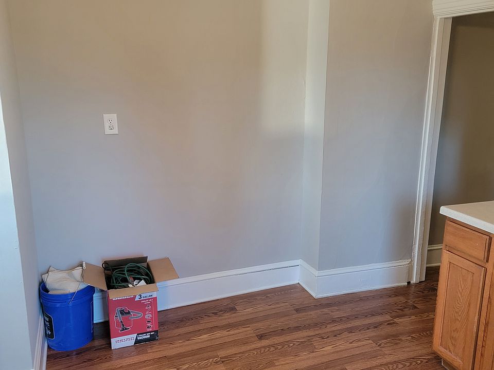 Kitchen built in for table
Brand new kitchen flooring and paint.
