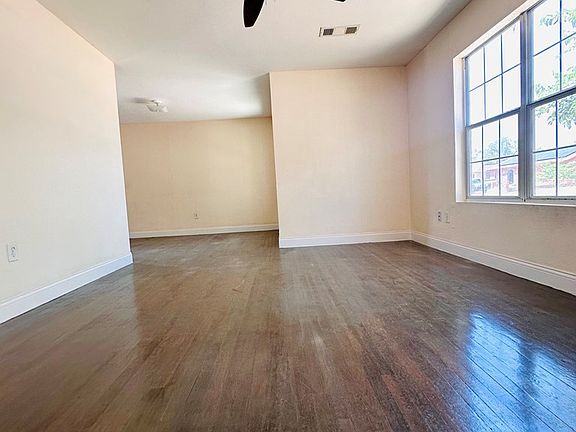 3rd image of 303 Santa Rita Dr