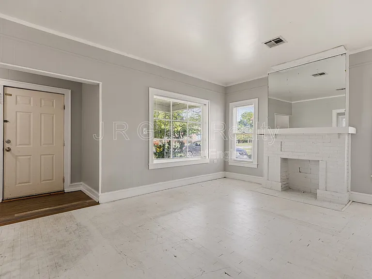 609 E Walker St — Photo 2