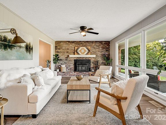 5th image of 330 Lyndhurst Dr