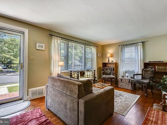 4th image of 10815 Warwick Ave