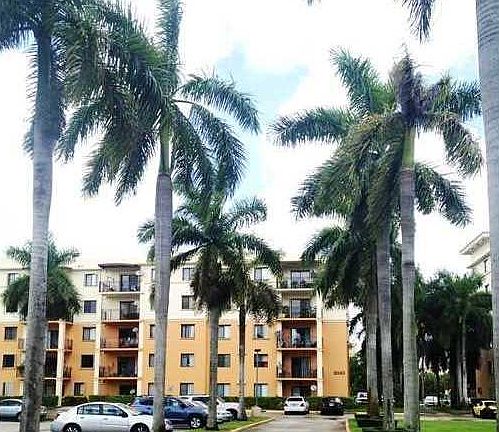**Centrally located unit in Fontainebleau area**