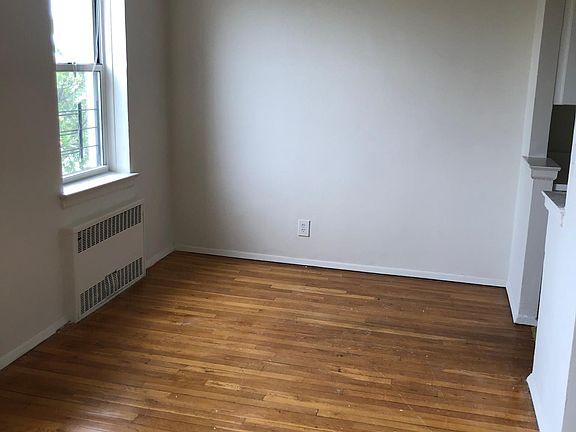 2nd image of 206 Parkway N #3B